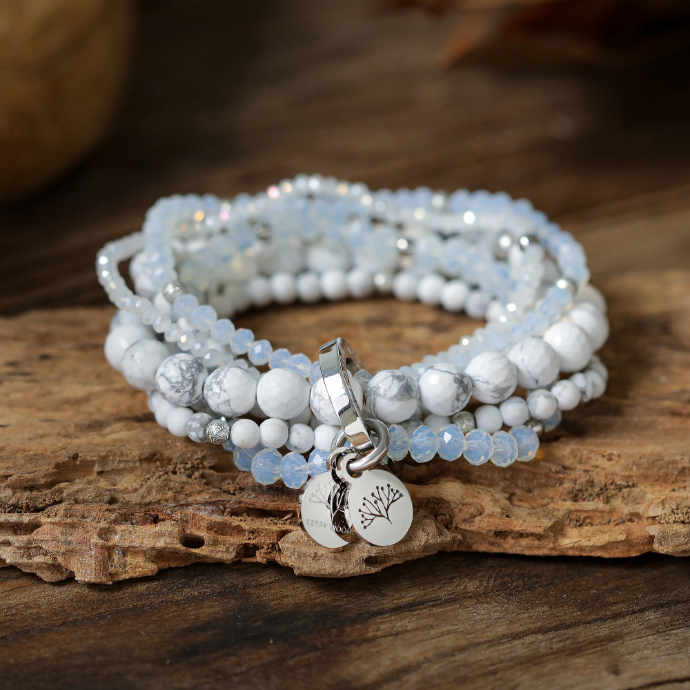 Armband mit echten weissen Howalit Steinen