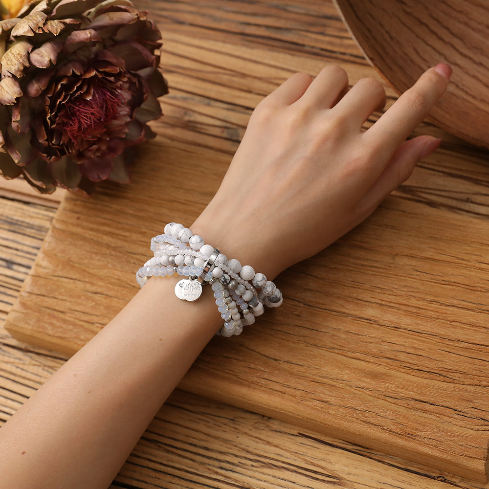 Armband mit echten weissen Howalit Steinen