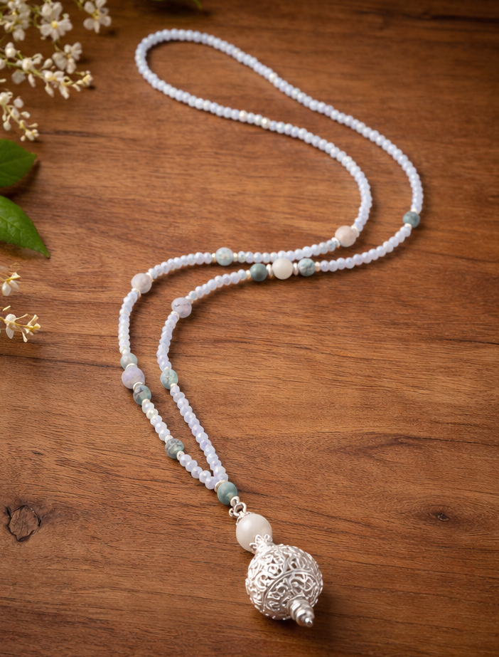 Kette mit Kugelanhänger aus grauem Achat und Glas