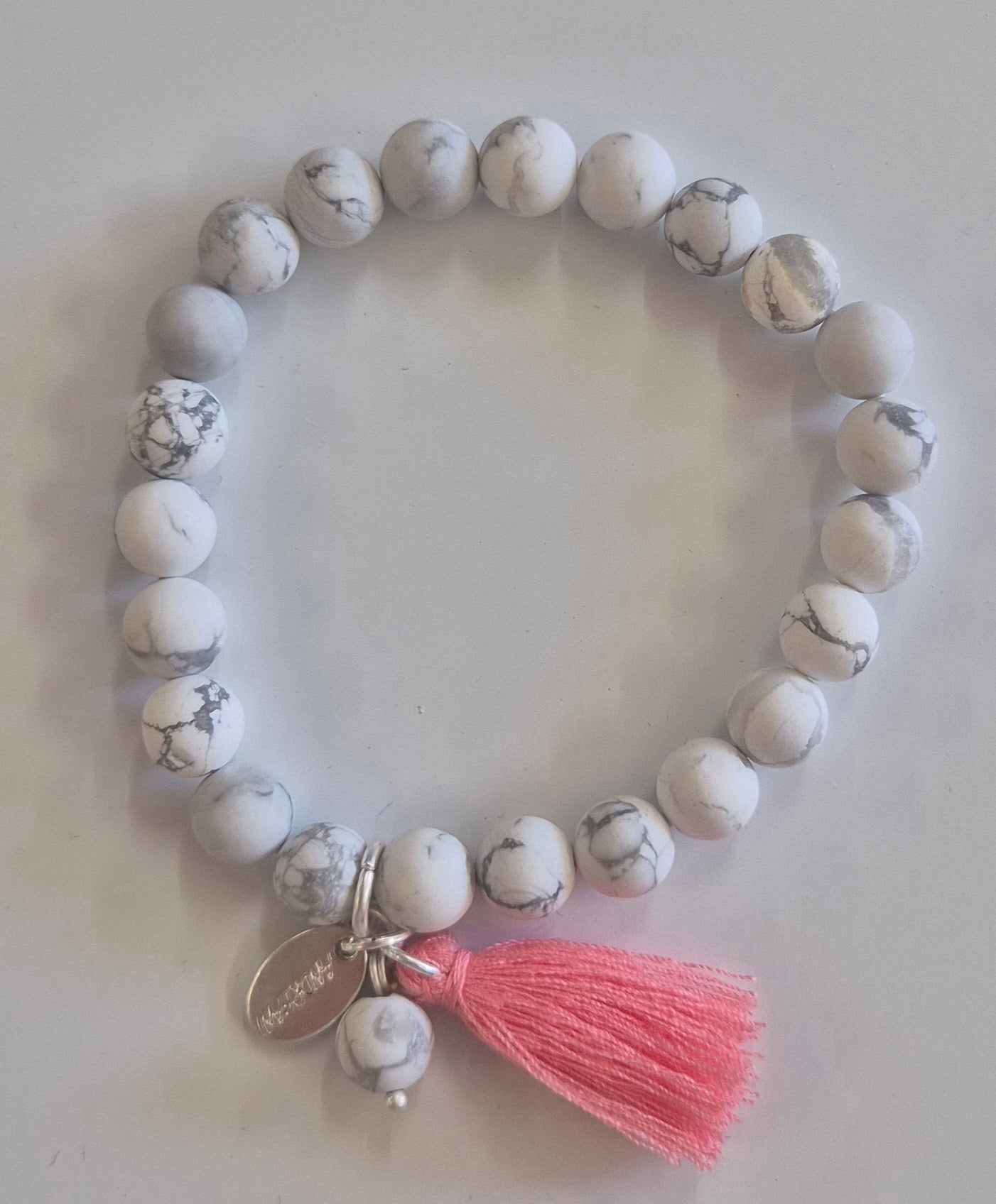 Ibiza Armband aus Howlith mit pinkem Anhänger