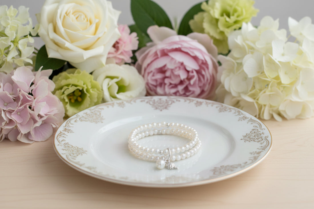 Armband mit Kugelanhänger aus echten Süsswasserperlen und Glas in Weiss