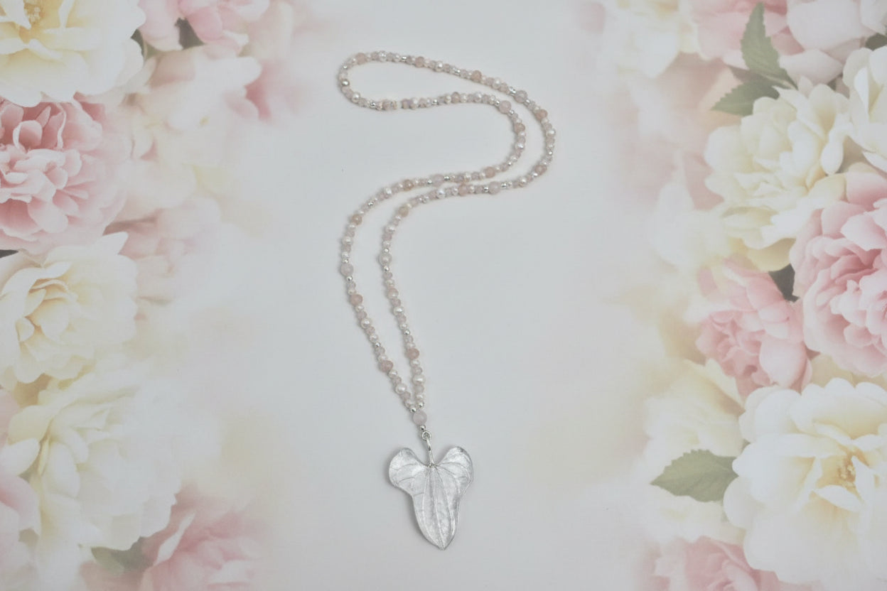 Kette mit Blatthänger aus Rosenquarz und Glas