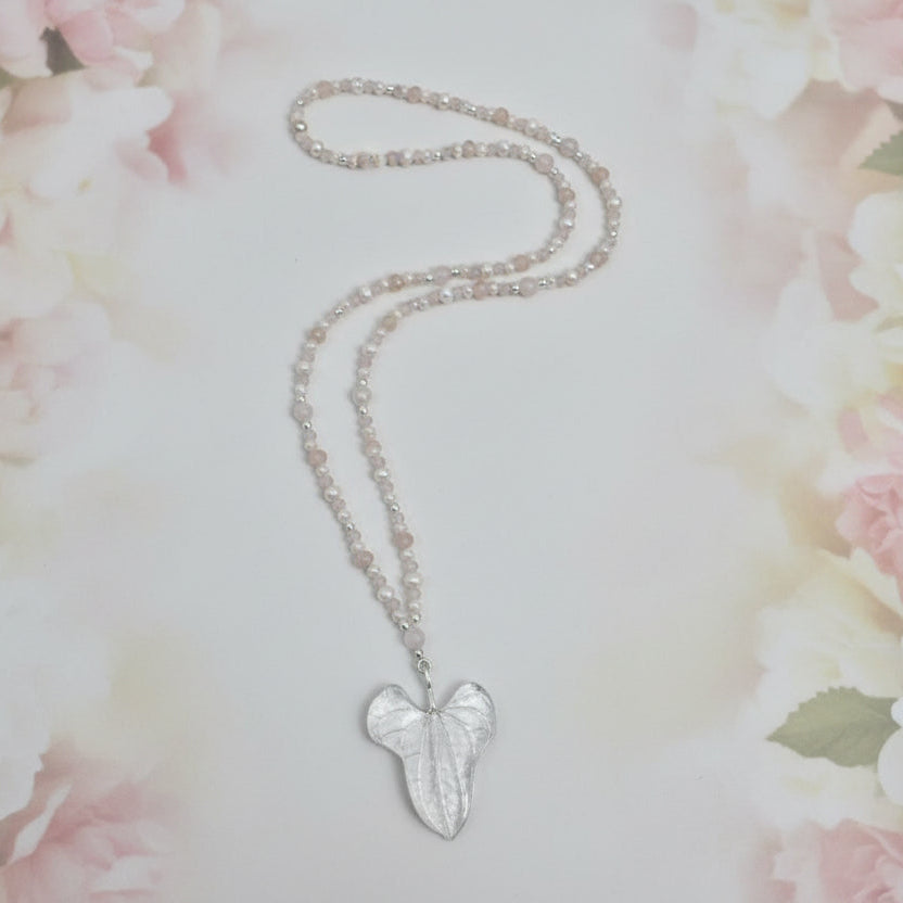 Kette mit Blatthänger aus Rosenquarz und Glas