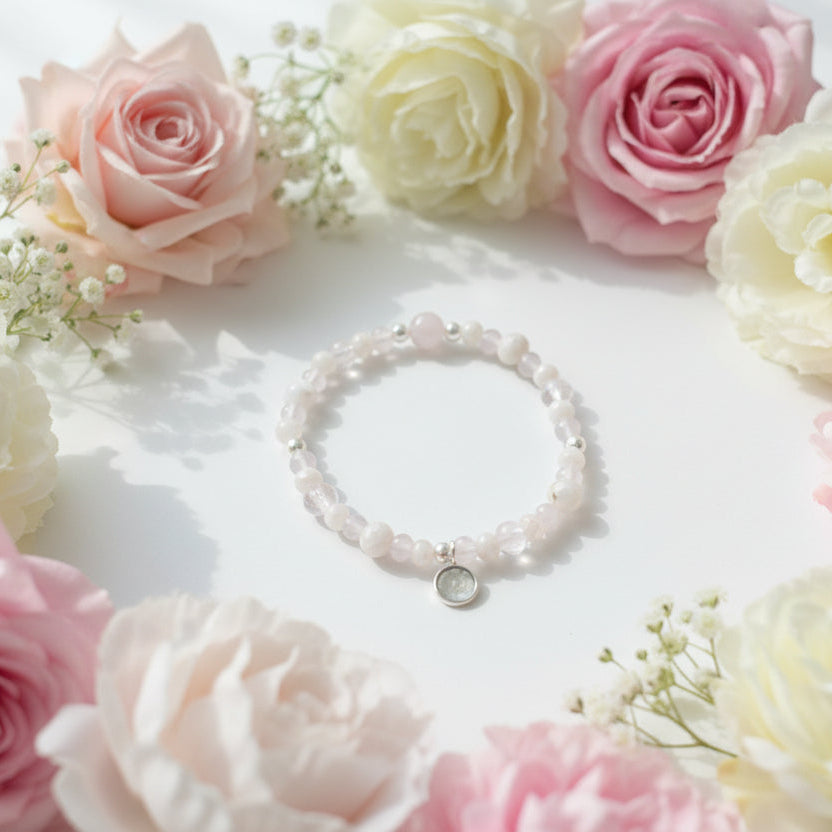 Armband mit Kugelanhänger aus Rosenquarz und Glas