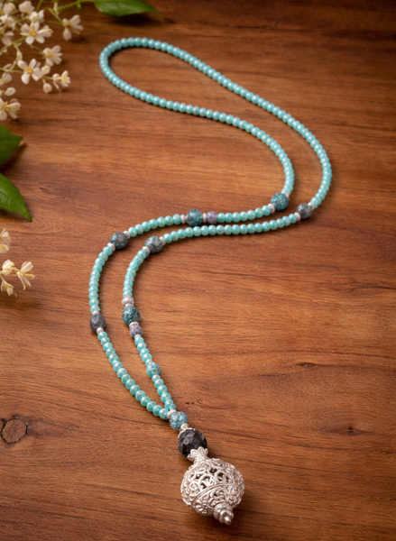 Kette mit Kugelanhänger aus afrikanischem Türkis und Glas