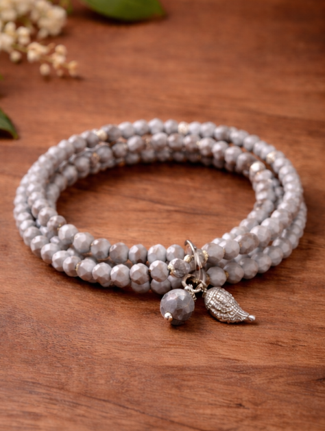 Armband mit Kugelanhänger aus echten Süsswasserperlen und Glas in Grau