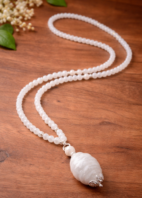 Kette mit Kugelanhänger aus echten Süsswasserperlen und Glas in Weiss