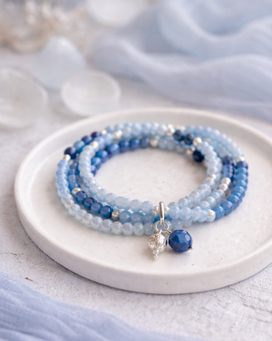 Armband mit Kugelanhänger aus blauem Aventurin und Glas