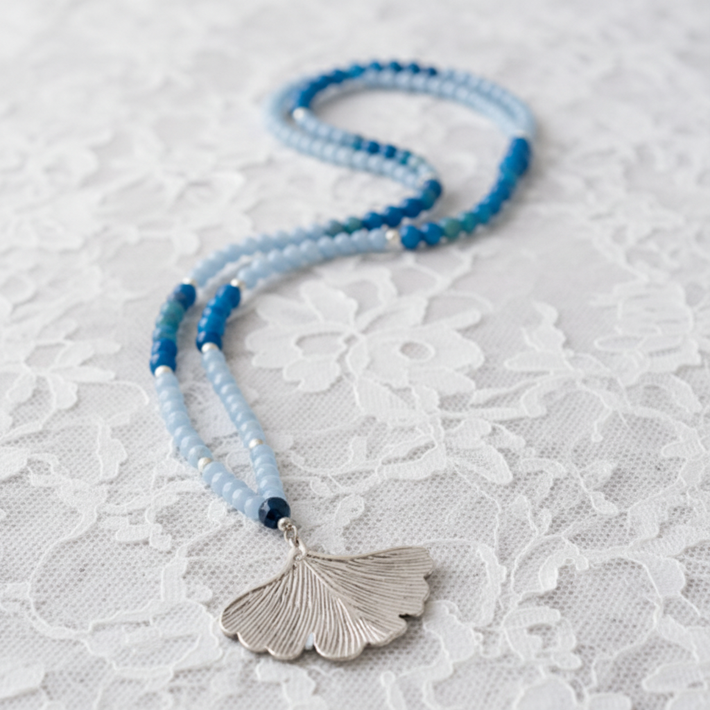 Kette mit Blattanhänger aus blauem Aventurin und Glas