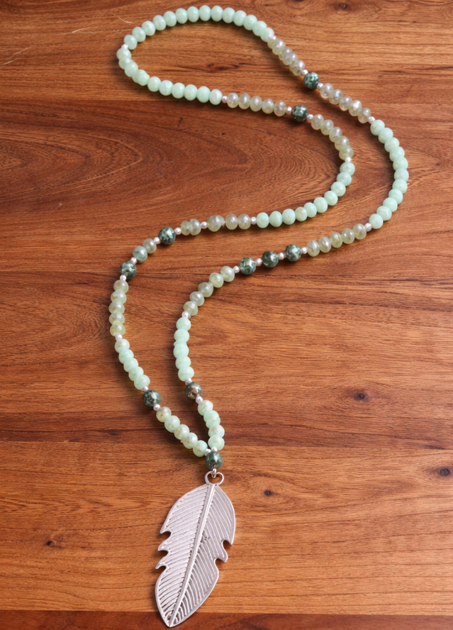 Kette mit Blatthänger aus afrikanischem Türkis und Glas