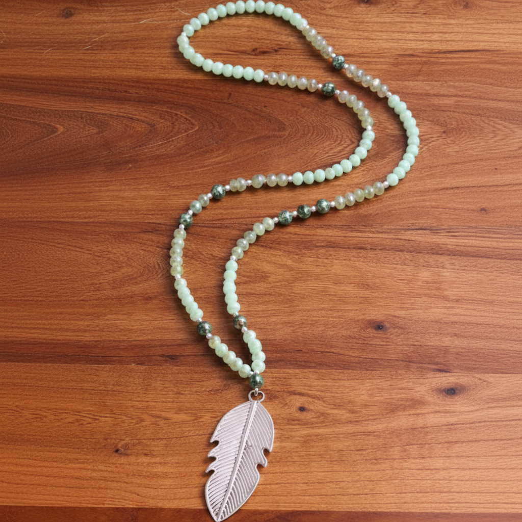 Kette mit Blatthänger aus afrikanischem Türkis und Glas