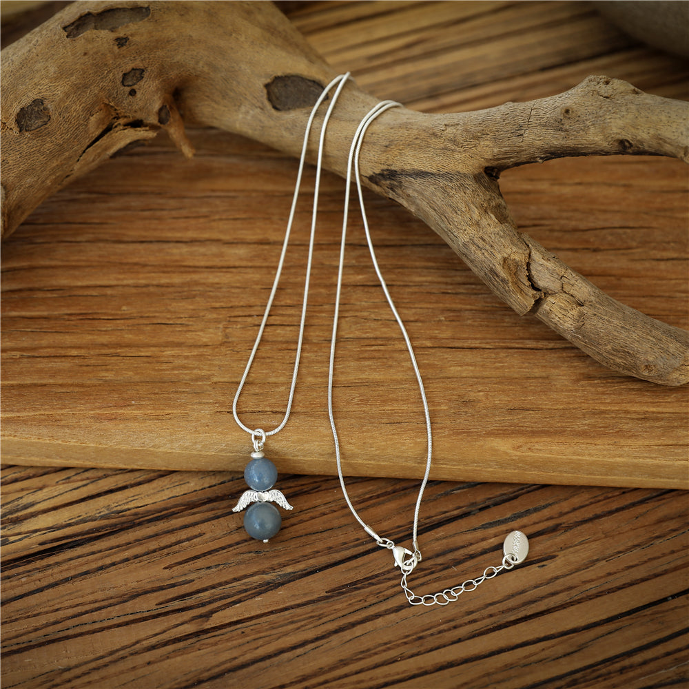 Halskette mit kleinem Engelanhänger aus echtem Blauem Achat