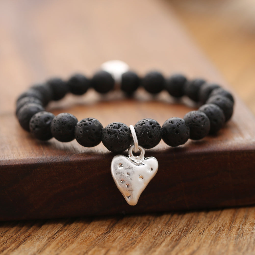 Armband mit echtem Lavastein und Herzanhänger Andreani – Handgemachter Schmuck