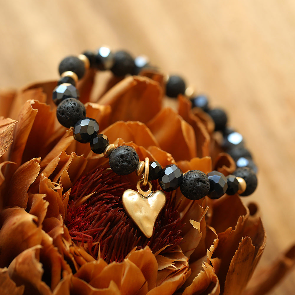 Armband mit echtem Lavastein und Herzanhänger Andreani – Handgemachter Schmuck