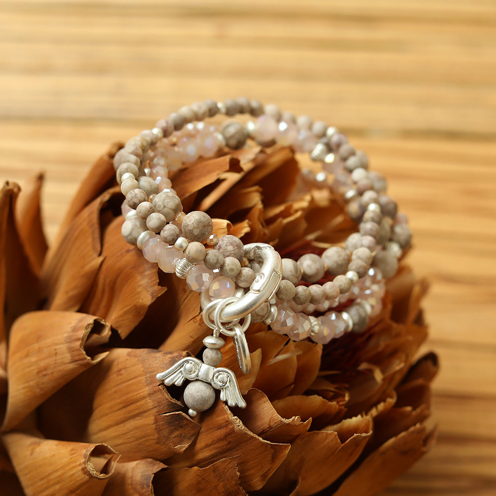 Armband mit echtem rotem Jaspis und Engelanhänger Andreani – Handgemachter Schmuck