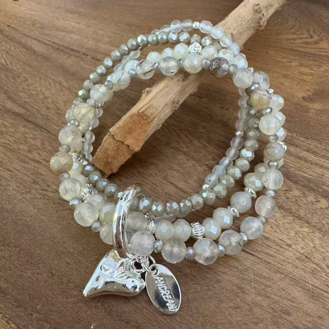 Armband mit Herzanhänger aus grauem Achat