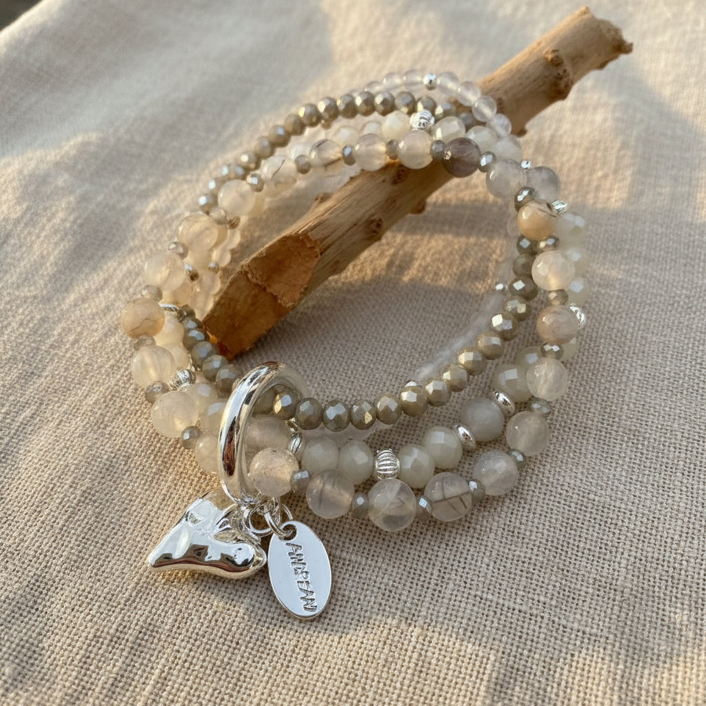 Armband mit Herzanhänger aus grauem Achat