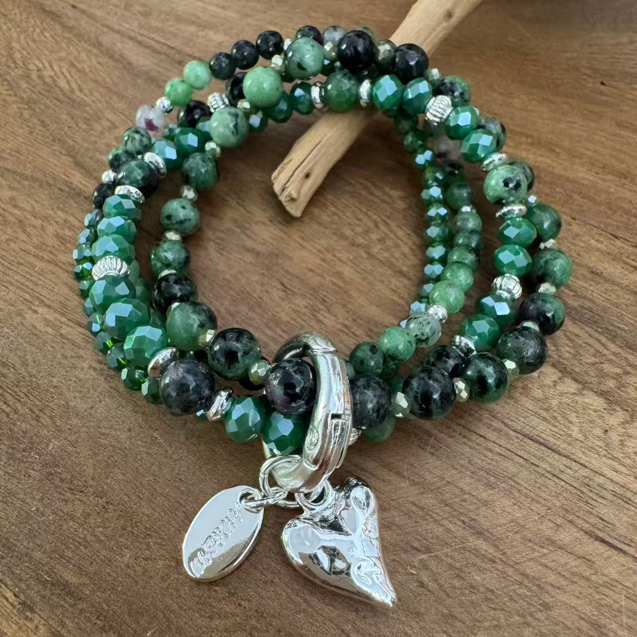 Armband mit Herzanhänger aus Epidot