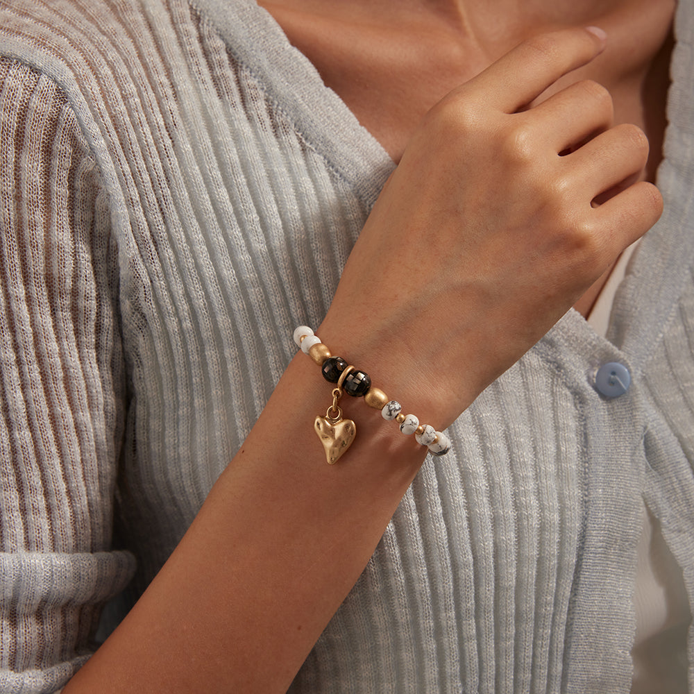 Armband aus Howlith mit Herzanhänger (Kopie)