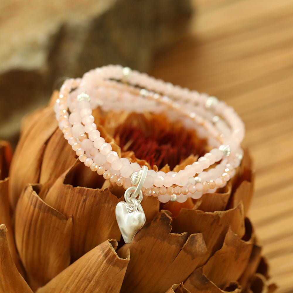 Armband aus echtem Rosenquarz mit Herzanhänger