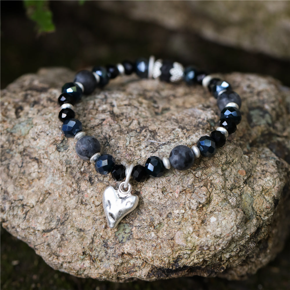 Armband mit echtem Lavastein und Herzanhänger