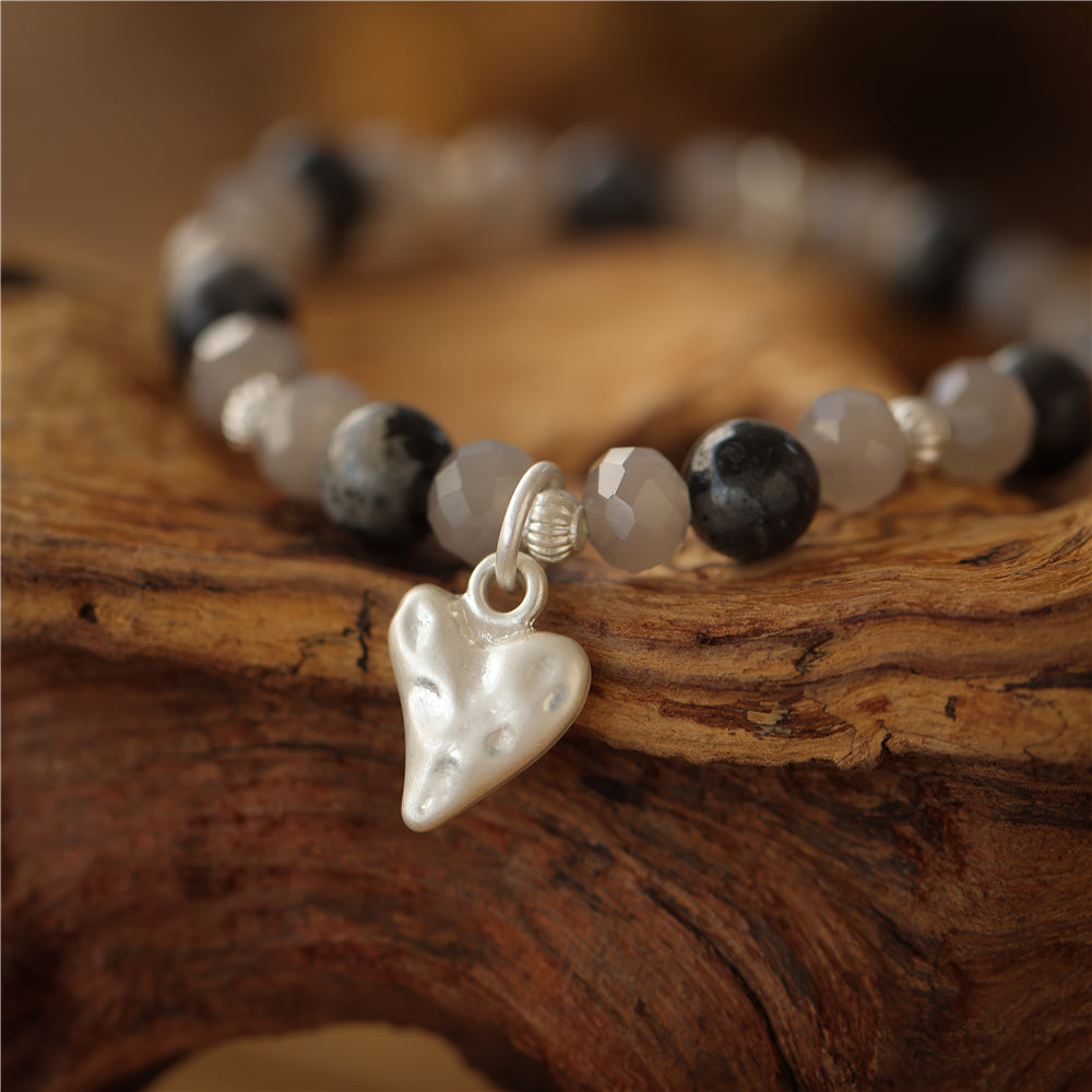 Armband aus Spectrolit mit Herzanhänger