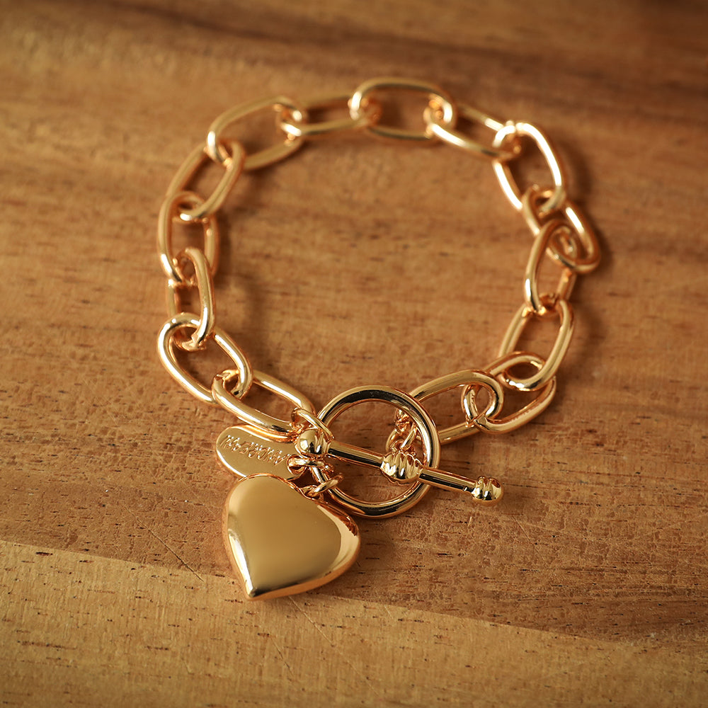 Goldfarbenes Gliederarmband mit Herzanhänger