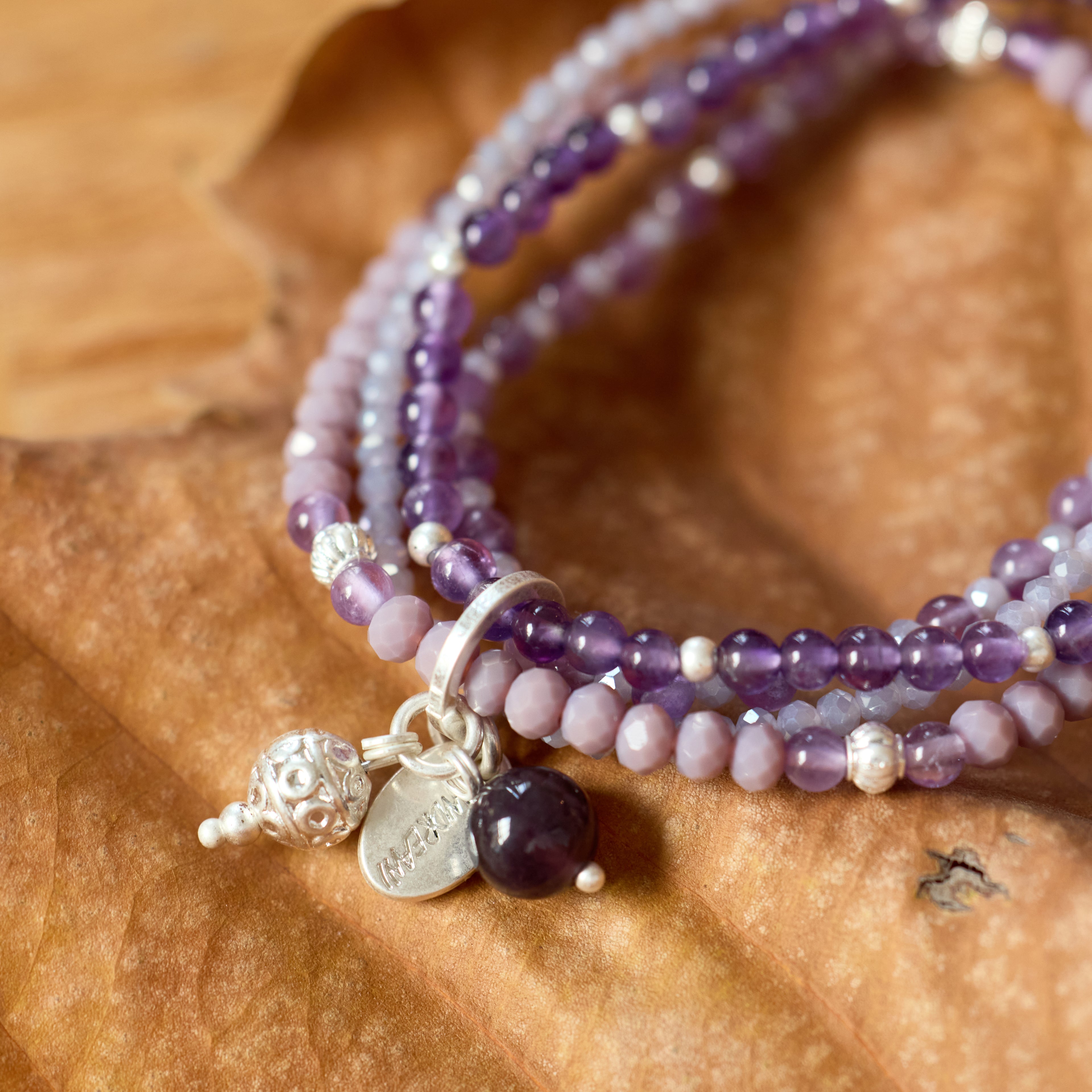 Armband aus Amethyst mit Kugelanhänger