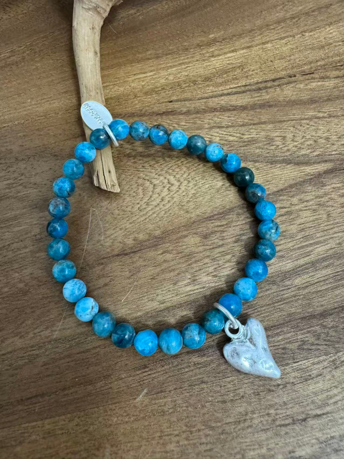 Armband aus Apatit mit Herzanhänger