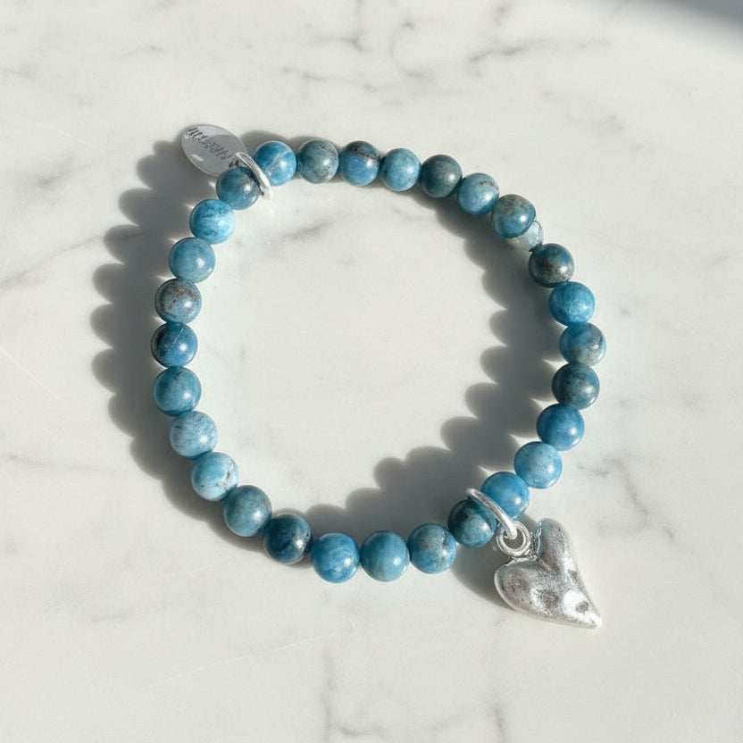Armband aus Apatit mit Herzanhänger