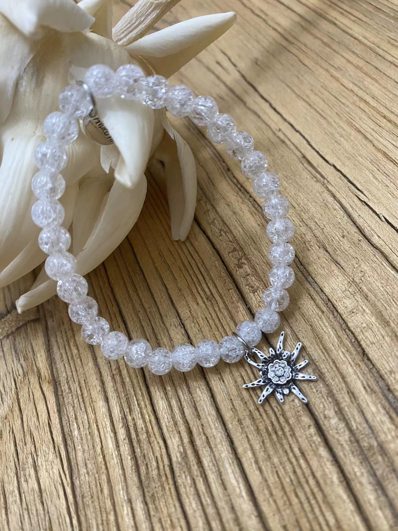 Armband aus Bergkristall mit Edelweissanhänger