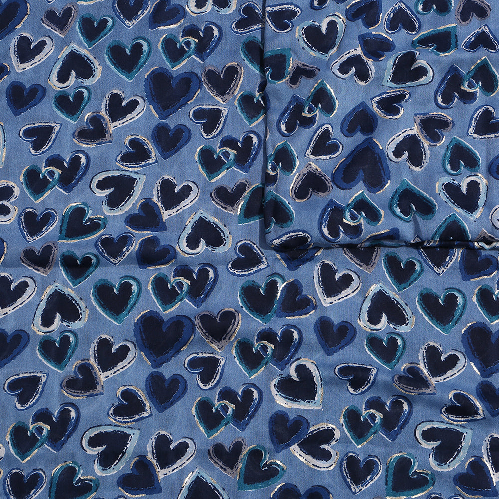 Blauer Schal mit Herzen