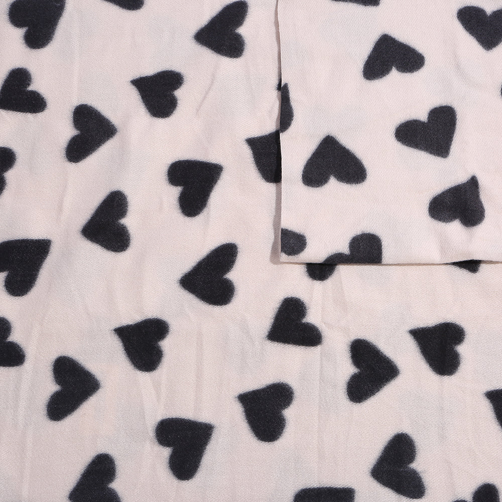 Weisser Schal mit schwarzen Herzen