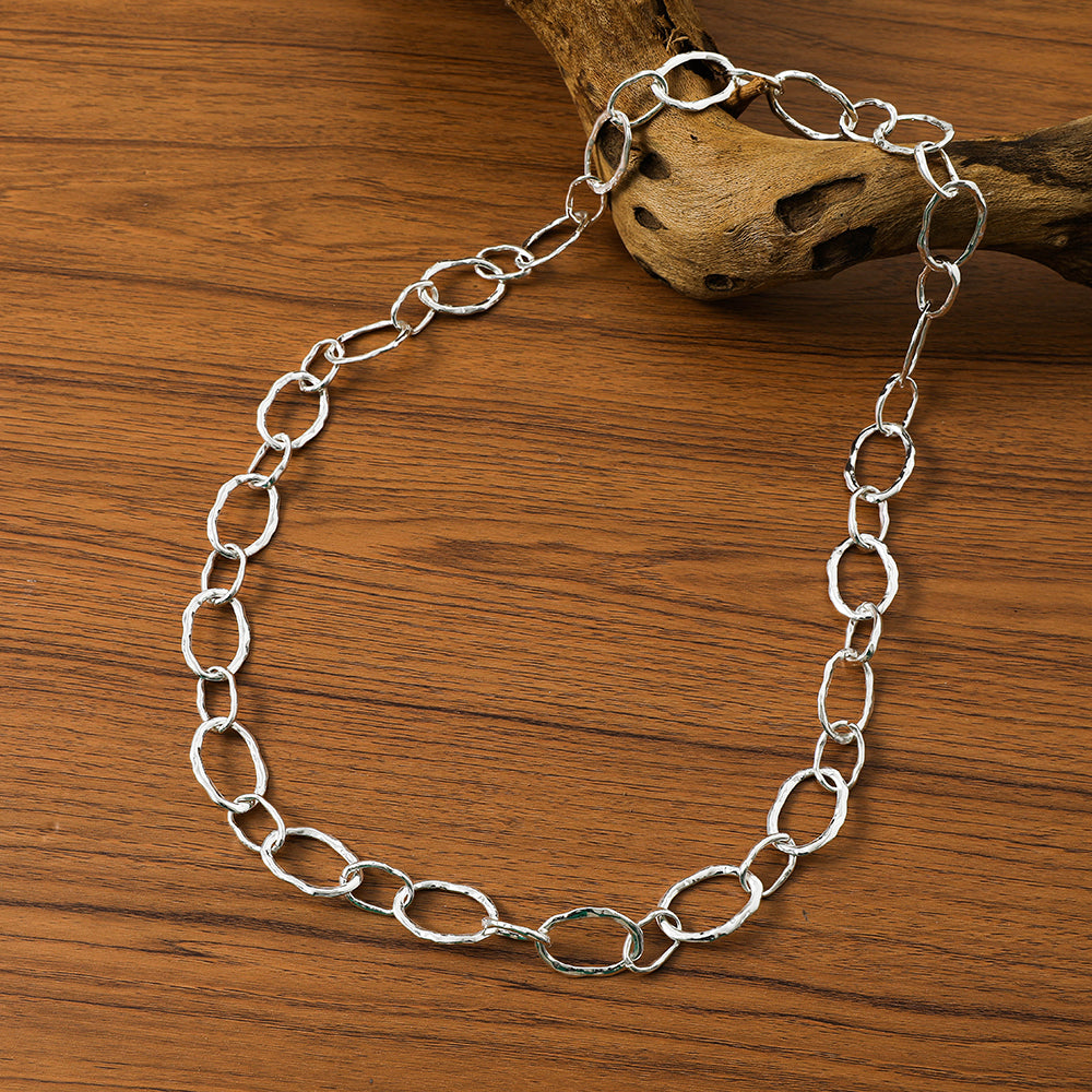 Lange silberfarbene Gliederhalskette aus rhodiniertem Metall – 80 cm