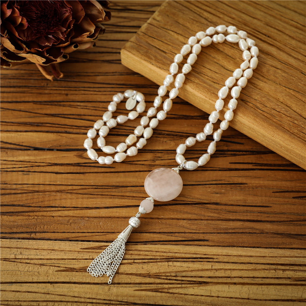 Halskette aus Süsswasserperlen mit Rosenquarzanhänger