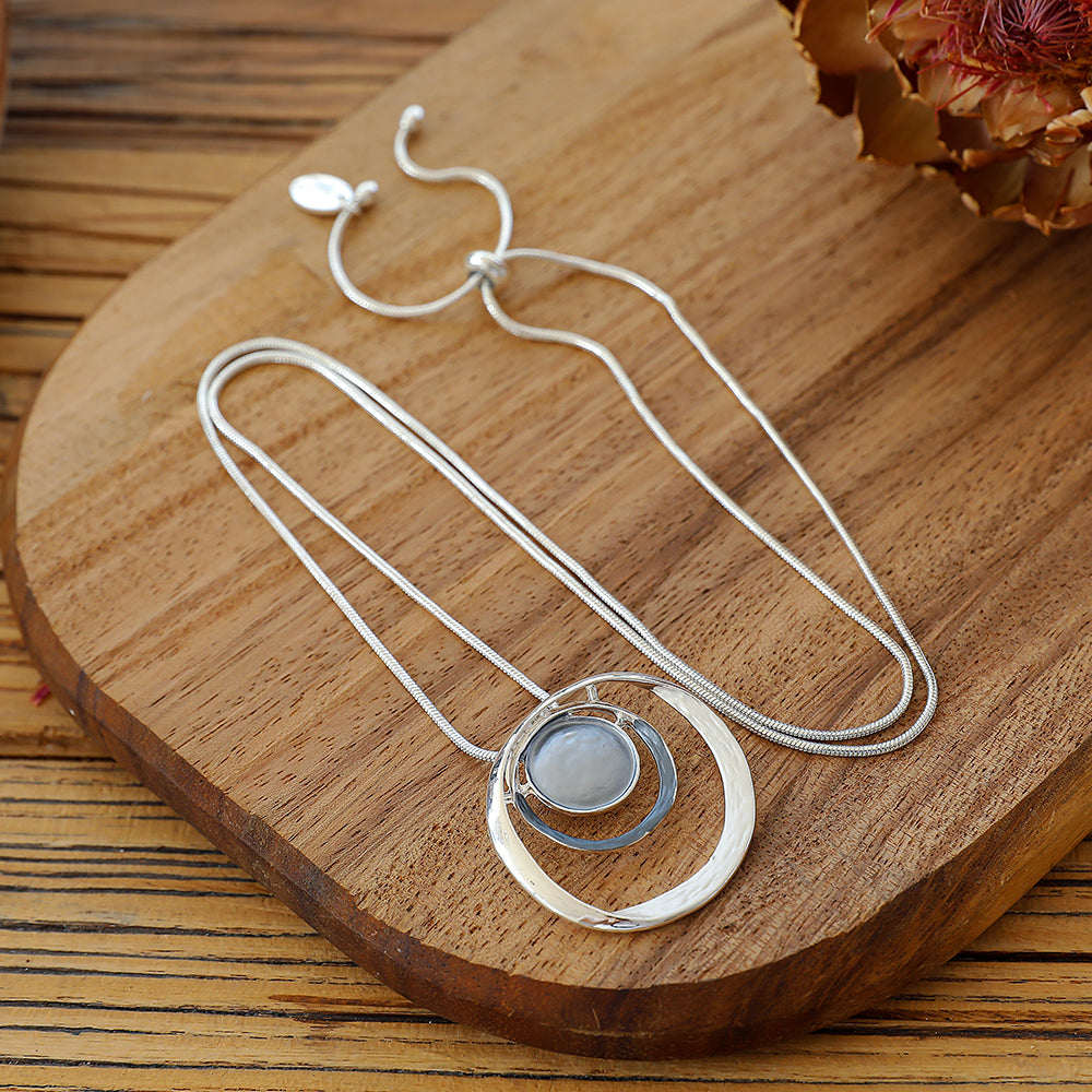 Halskette aus hochwertigem rhodiniertem Metall mit Spiral-Anhänger