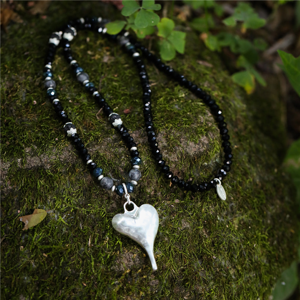 Halskette aus Lavastein mit Herzanhänger