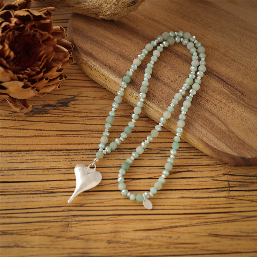 Halskette aus Cuprit mit Herzanhänger