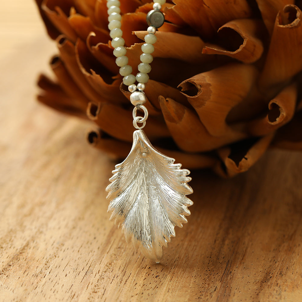 Halskette aus echten grünen Süsswasserperlen mit Glas mit Blattanhänger