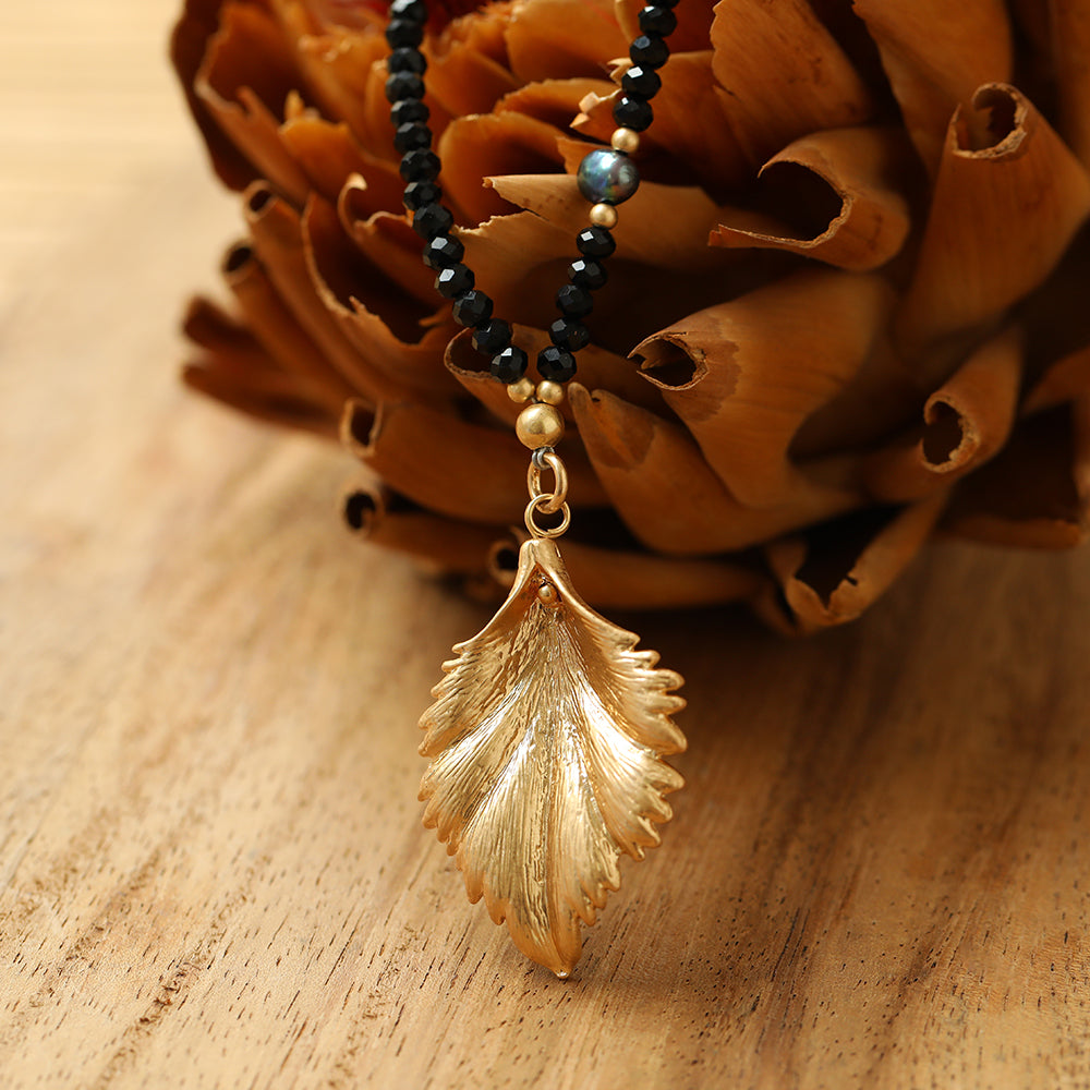 Halskette aus echten schwarzen Süsswasserperlen mit Glas mit Blattanhänger