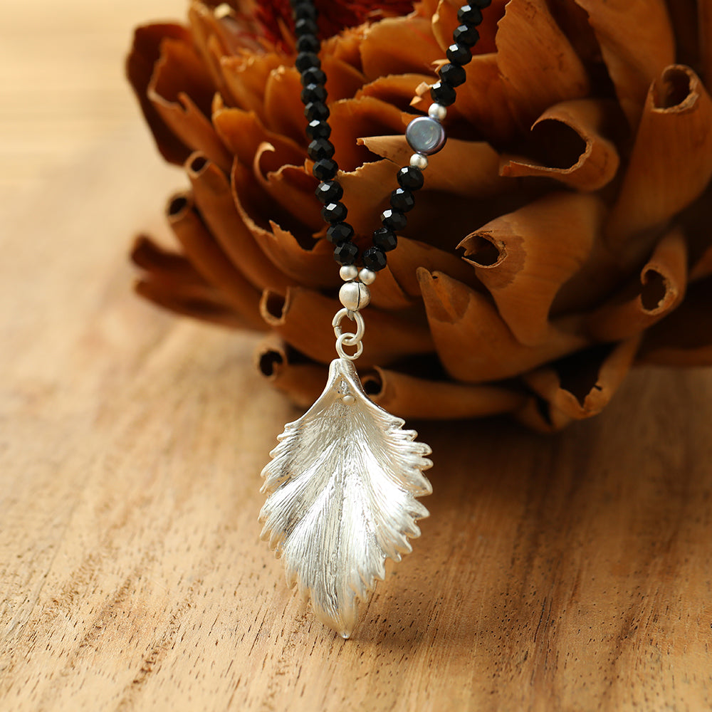 Halskette aus echten schwarzen Süsswasserperlen mit Glas mit Blattanhänger