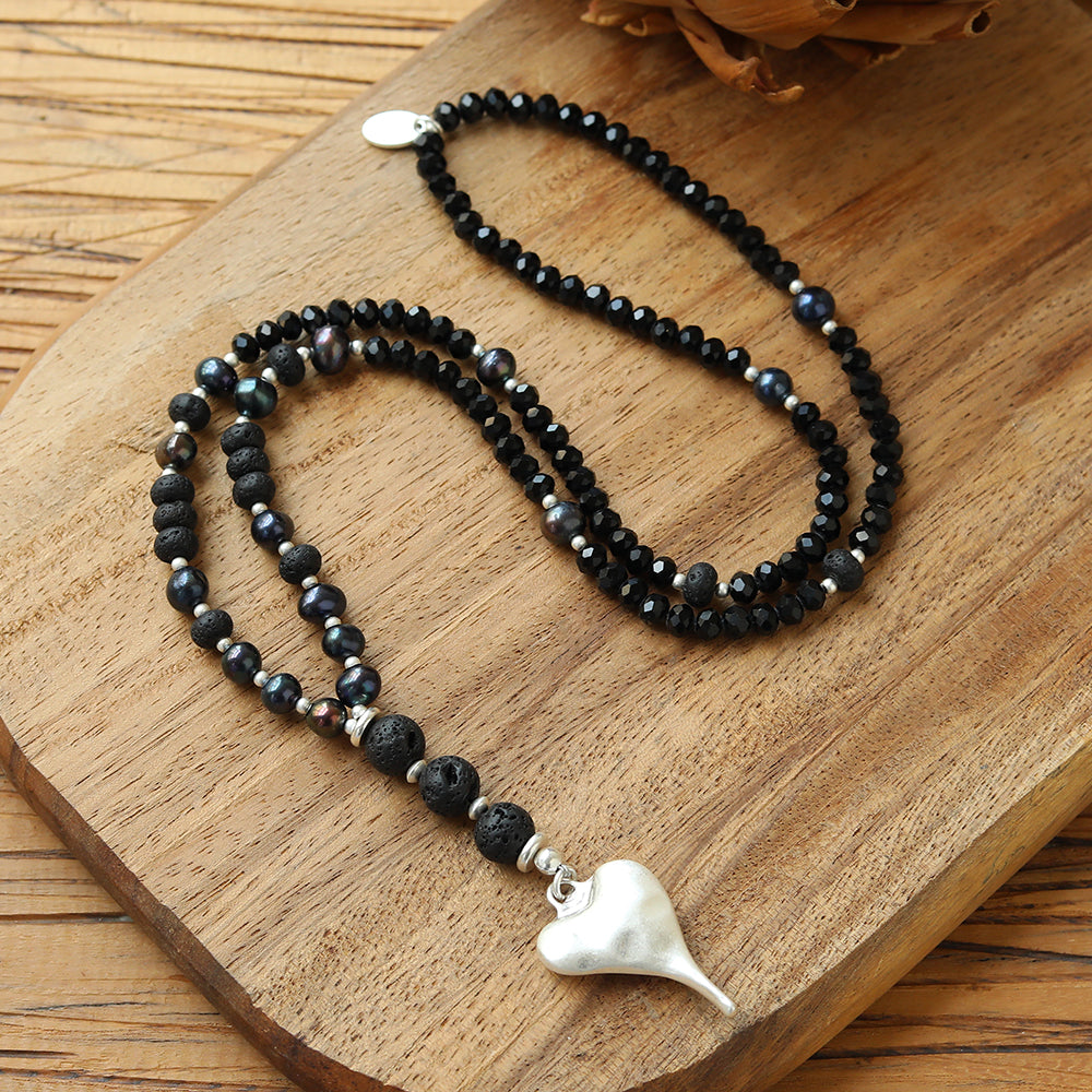 Halskette aus Süsswasserperlen und Glas mit Herzanhänger