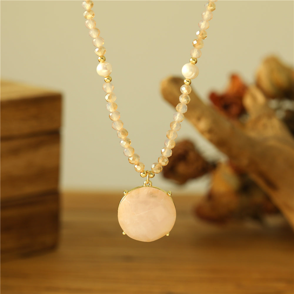 Halskette aus hochwertigem Metall mit Anhänger