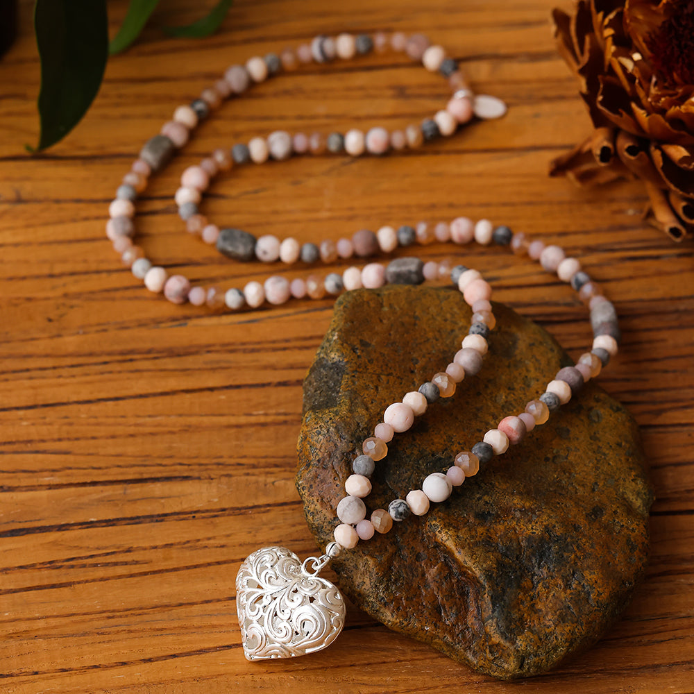Halskette aus Jaspis und Achat mit Herzanhänger