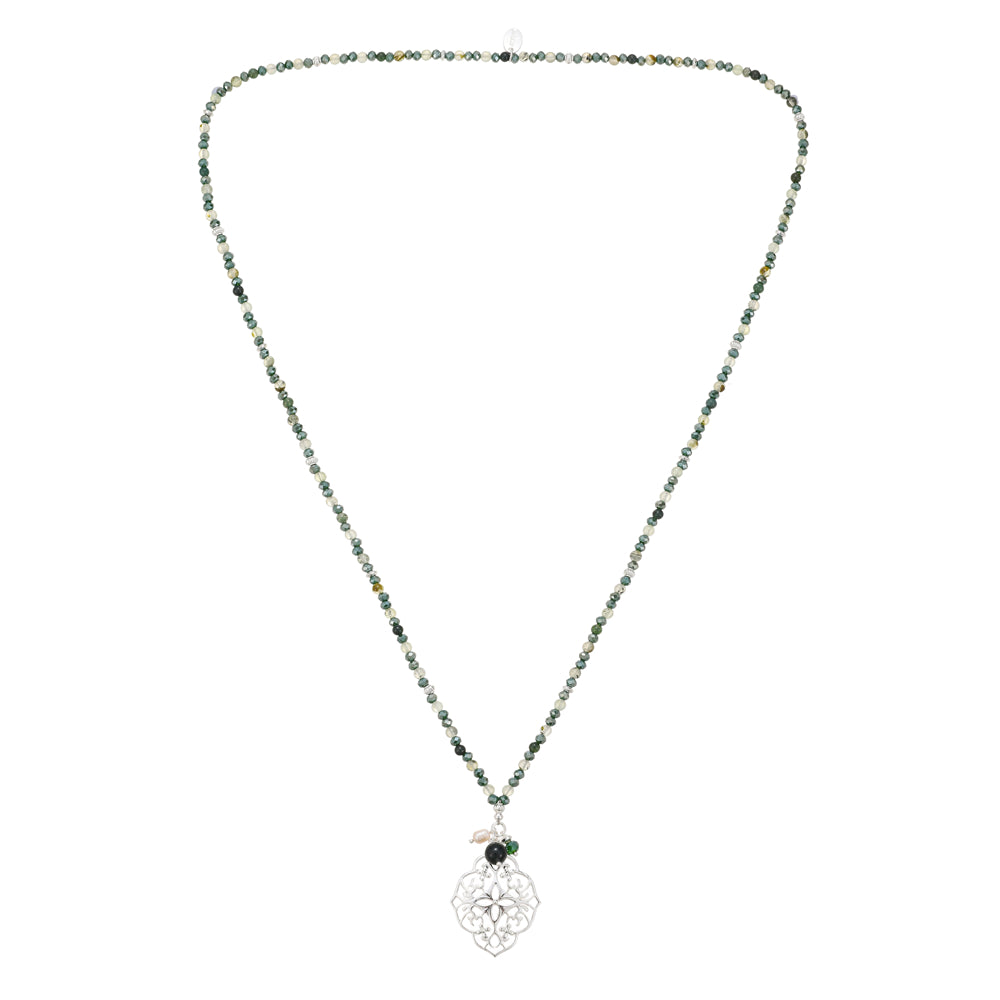 Kette mit Ornamentanhänger aus Prehnit