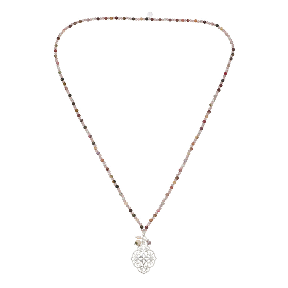 Kette mit Ornamentanhänger aus Turmalin