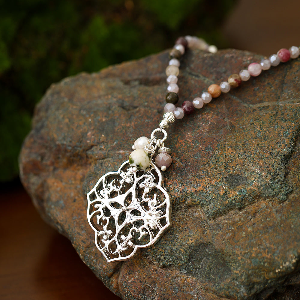 Kette mit Ornamentanhänger aus Turmalin