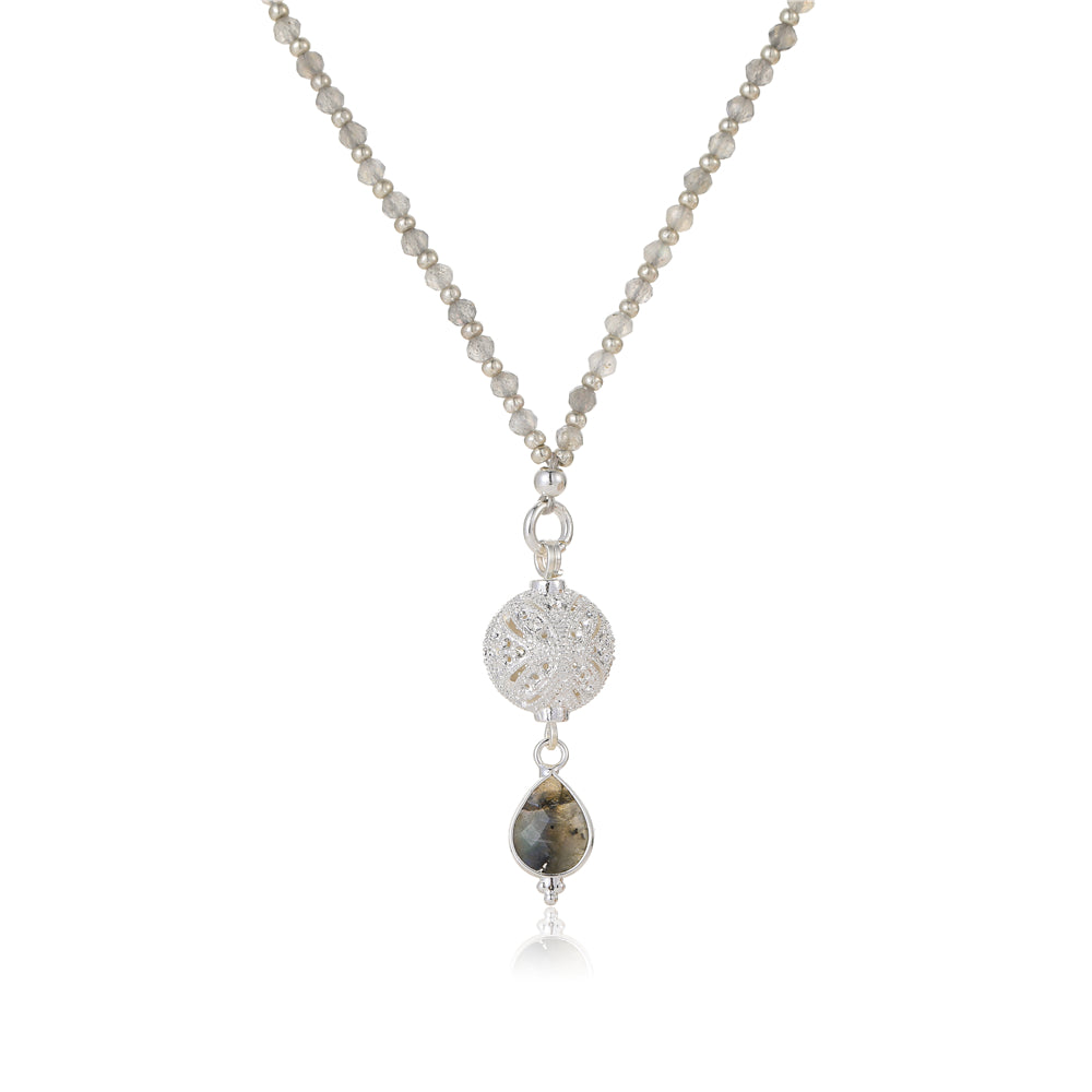 Kette mit Kugelanhänger aus Labradorit in Silber