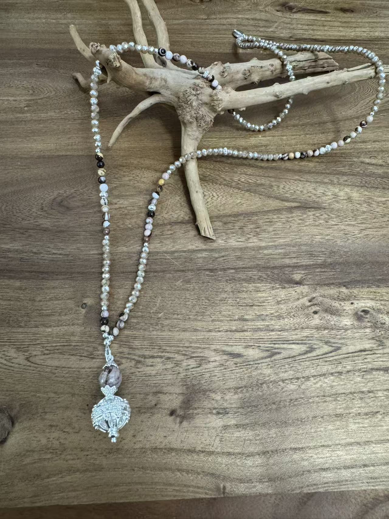 Halskette aus Mookait mit Anhänger