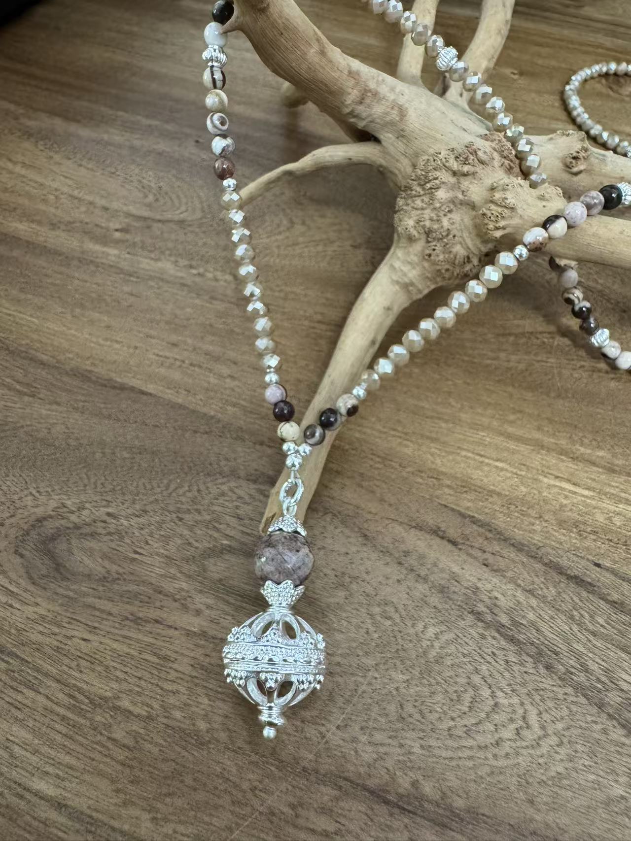 Halskette aus Mookait mit Anhänger